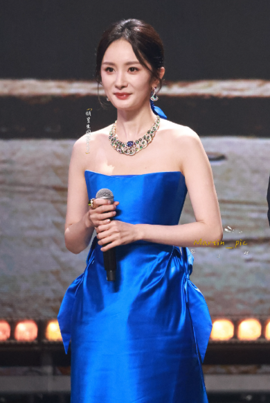 杨幂蓝色抹胸裙！这个颜色好显白