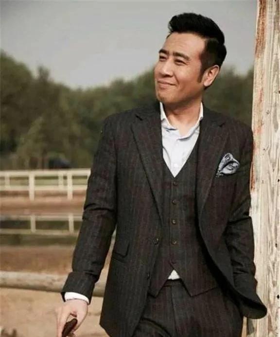 于和伟的人生简直就是一部励志传奇。母亲高龄产他，产后奶水不足，大姐刚生完孩子，便
