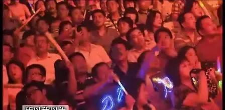 刀郎深圳演唱会圆满落幕，离场时他再度被拍到挥手告别。曾经难得一见的场景，如今似乎