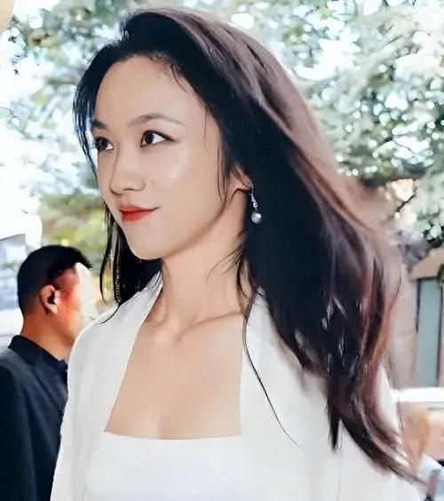 暖心一幕在汤唯身上上演。活动现场，她注意到粉丝头发上沾了柳絮，便自然地伸手帮其摘
