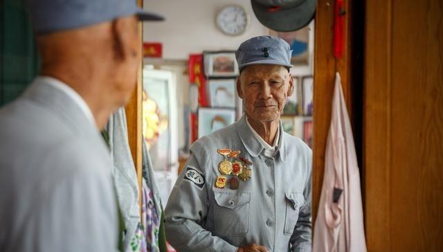 1942年，八路军小战士杨启俊偷偷来到日军据点，准备取出藏在石头中的情报，就在拿
