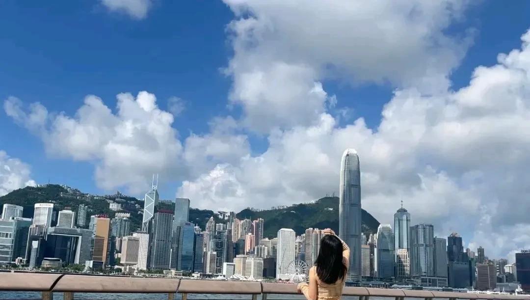 #上联:娇柔体态风前柳，邀君赐下联#
上联:    明艳容光雨后花
下联:   
