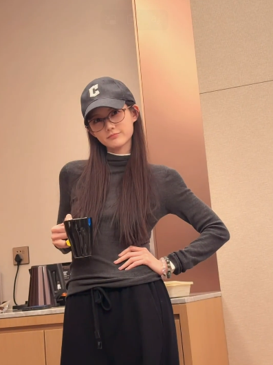 桐姐这波太戳心！半夜机场接机，怕粉丝冷让赶紧回，还报销打车费，细节里全是温柔，人