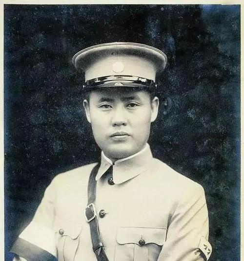 1930年6月，晋军将领傅作义大败韩复榘，攻占济南。蒋介石见傅作义骁勇，一时间又