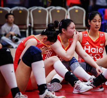 中国女排不敌法国，队员赛后黯然神伤。在女排世锦赛1/8决赛的对决中，中国女排1-