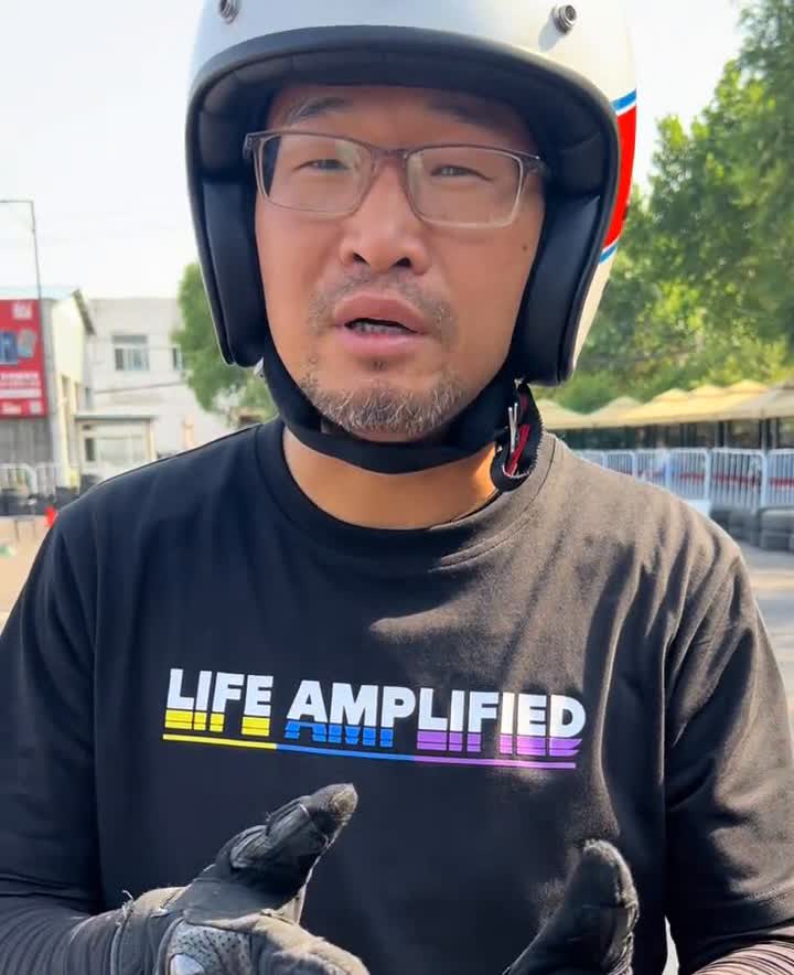 极核EZ4实用为王。
从市场角度上来讲，EA4绝对是一个爆款车型。看看什么叫空