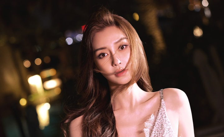 36岁女星Angelababy（杨颖）近日因一则暖心举动登上热搜。她资助了一位曾