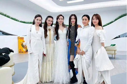 曾黎真的有大家吹的那么美吗？一看大合照就知道了

