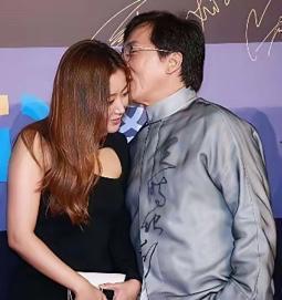 成龙和韩国明星金喜善同框合影，成龙和金喜善亲密互动，看似很宠那个韩国女孩？
其实