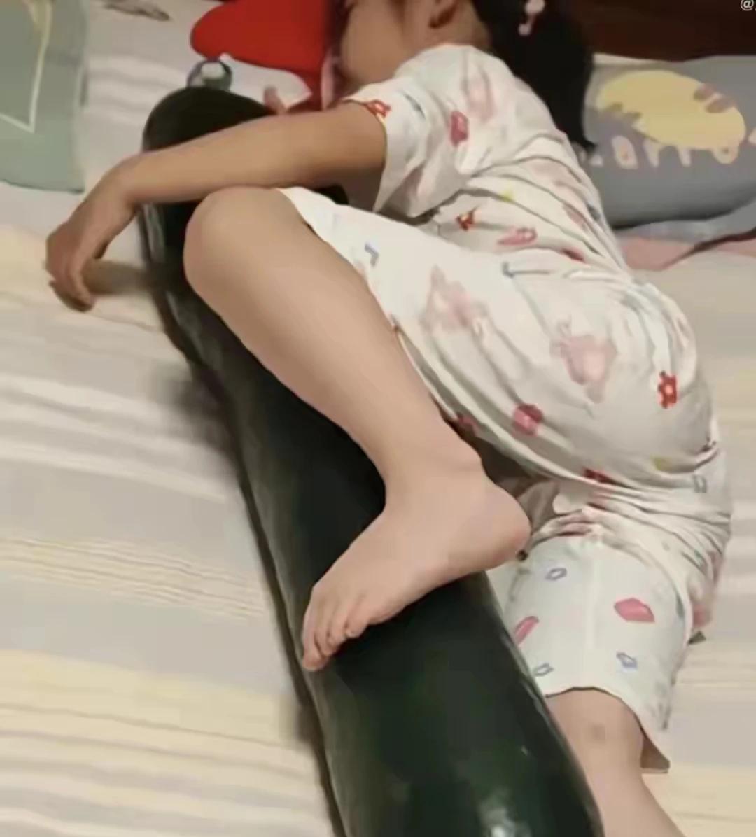 今年流行抱着冬瓜睡觉，好多小朋友都实现了这一“壮举”，有些大人也跃跃欲试。据悉，