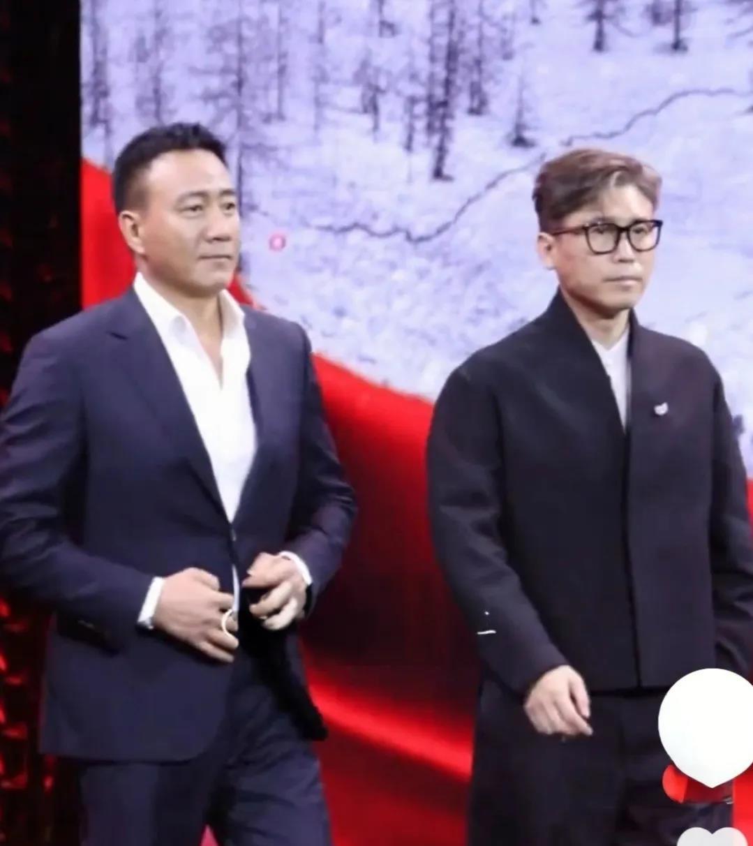 胡军和李乃文，
两位大叔走红毯，
胡军气场非常强，在他旁边的李乃文竟然没被比下去