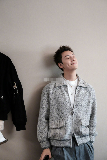 他说想让孩子多接触大自然，多去户外跑跑跳跳，先做一个身体健康的小朋友，这种不焦虑