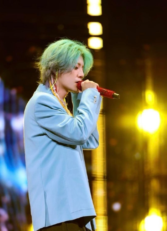 鹿晗演唱会唱完《我们的明天》紧接着就唱了《超级冠军》remix，跟着节奏蹦蹦跳跳