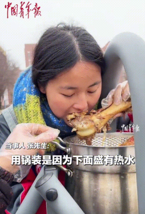 "接着！爸给你煨了三个小时的大骨汤！"山东菏泽某中学围栏外，张建国踮脚将保温桶递
