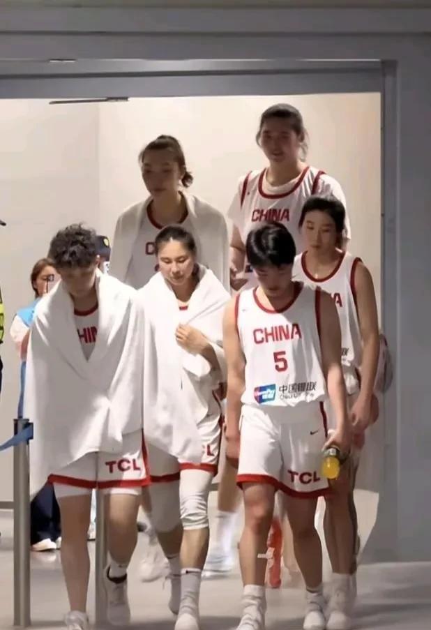 张大宝贝比赛前：
张子宇：教练，我是不是太胖了，要减肥了
教练：比赛都还没打就饿