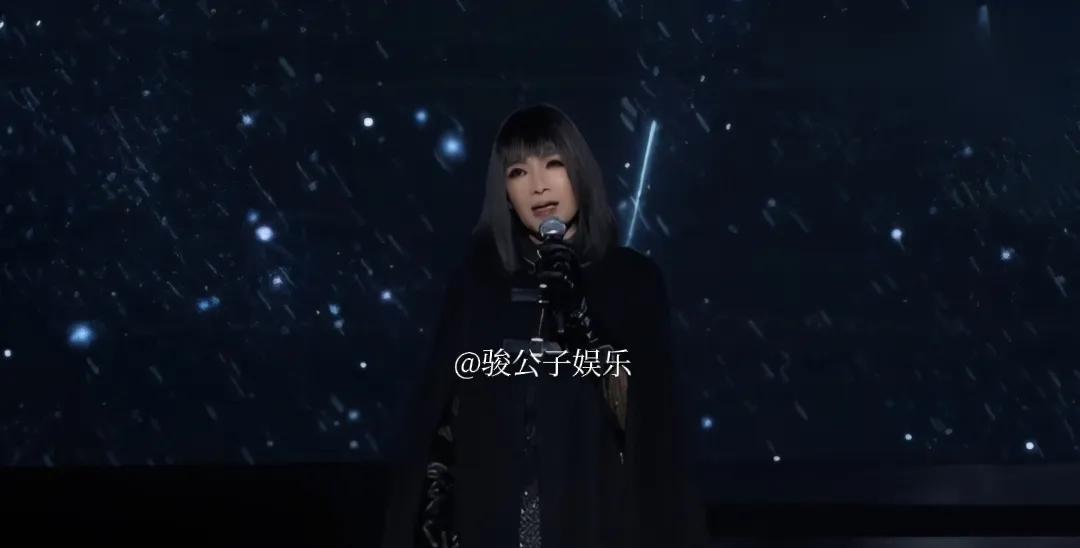 在8月25号的一场T台秀上，久未露面的歌手张咪登台展示了一段无歌词的吟唱，去年她