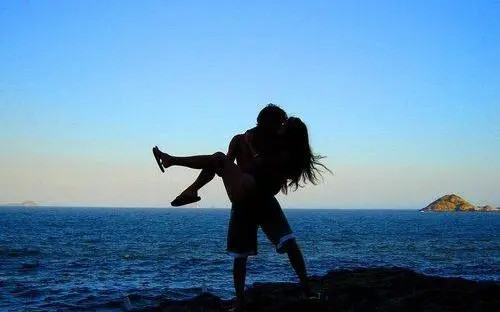 公司上市妻子把公司一半股份被转让给男助理后，我选择离婚回去继承家业