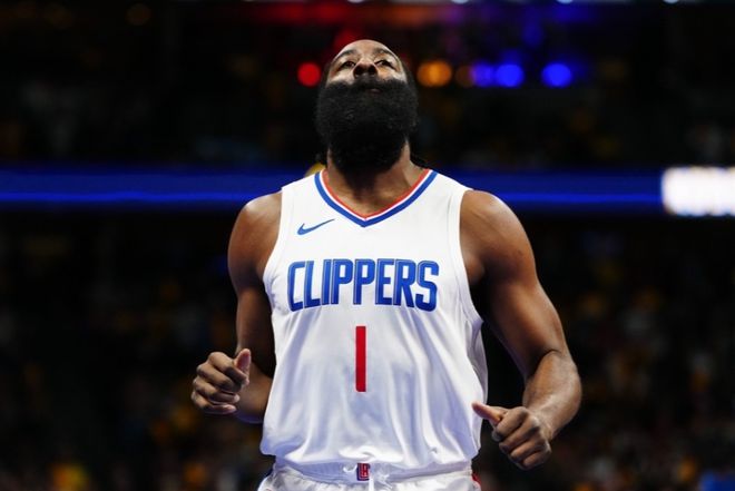 哈登本赛季表现出了巨星级的水准，数据十分漂亮，但快船队的战绩不佳。其实在两年前的