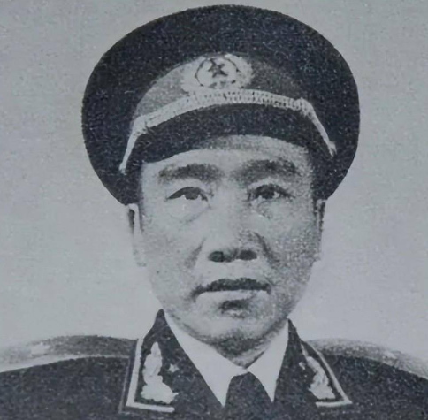 1955 在举行授衔仪式之际，他竟猛地一把扯下肩章，而后扬长离去，紧接着便立下了