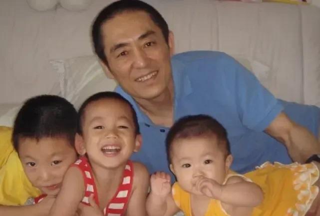 著名的导演张艺谋和著名的企业家宗庆后的对比，还是有一点看头的。
别看张艺谋是个导