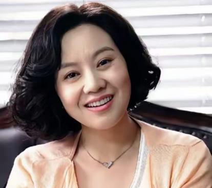 2007年闫妮去买房，售楼小姐看她衣着普通，就随便一指：“这套不错，400平，才