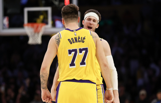 东契奇和小里，两人的打法太像了，根本没法像詹姆斯韦德，詹姆斯欧文那样兼容
有一点