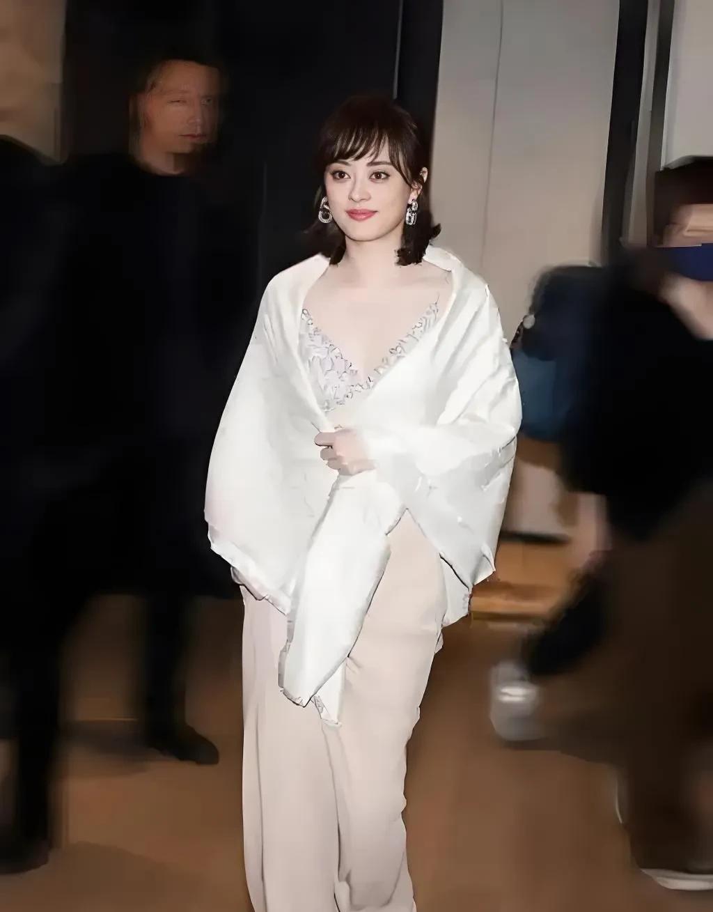 孙俪说，我在剧中饰演的胡曼黎，在整部剧里你一定没见到过她做这件事吧。
孙俪在《蛮