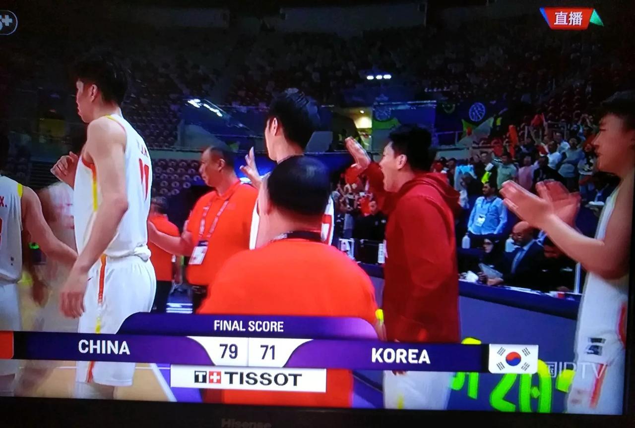 今晚中国男篮放开了打，就行了。打进了亚洲杯男篮半决赛，也就是中国男篮十年来最好的