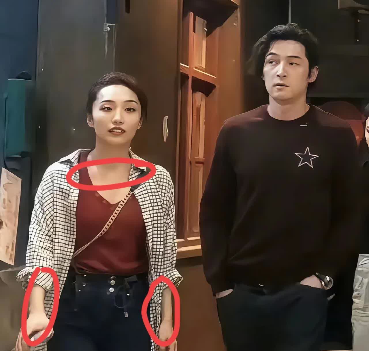 为什么不是薛佳凝
而是那近水楼台的黄曦宁
你要明白一个男人他需要的

是