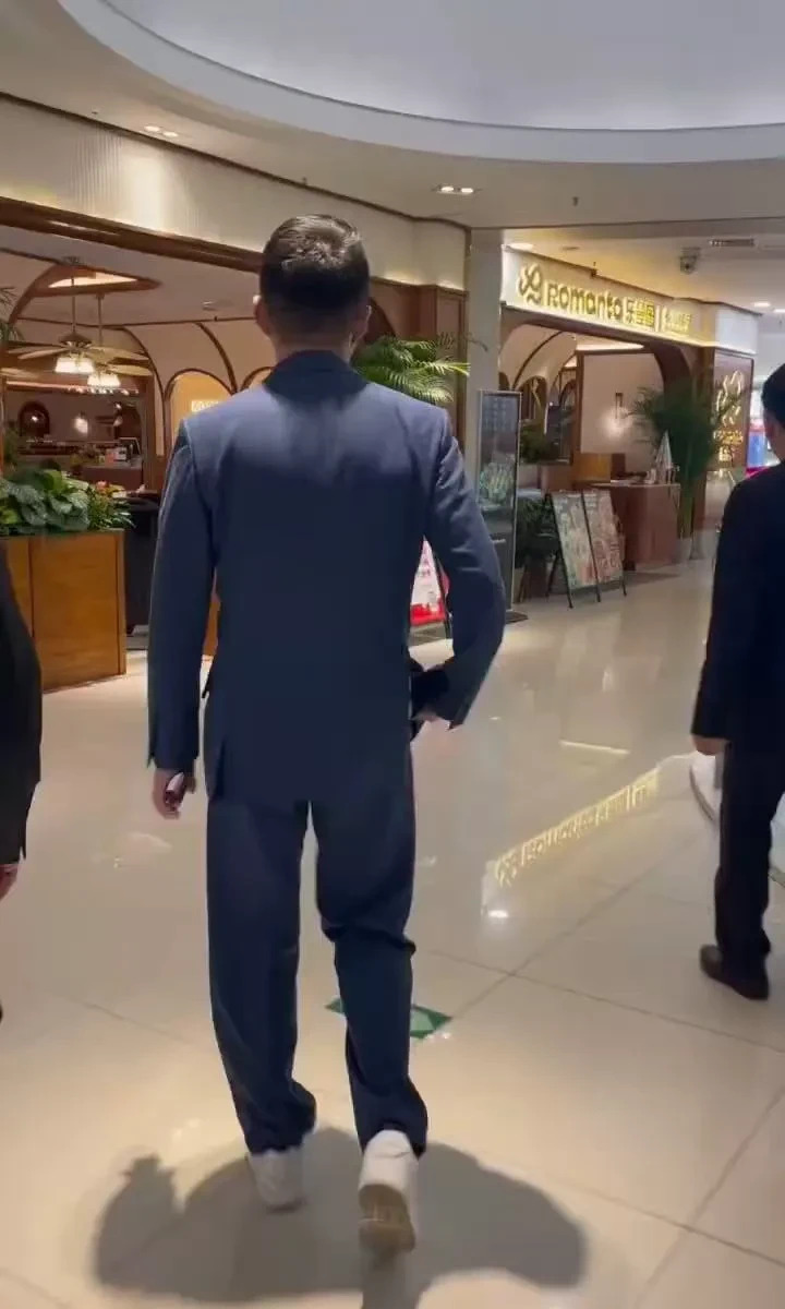 汪小菲街头与友人谈笑风生











天哪，我居然在大街上偶遇汪小菲了