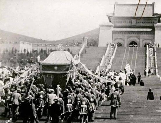 1949年，蒋家王朝已经是风雨飘摇，孙科来到中山陵最后一次祭拜父亲的陵墓。
护卫