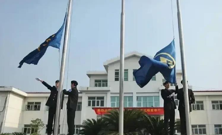个人认为:在企业中悬挂司旗，佩戴司徽，高唱司歌，也是一种形式主义的表现。不知从何