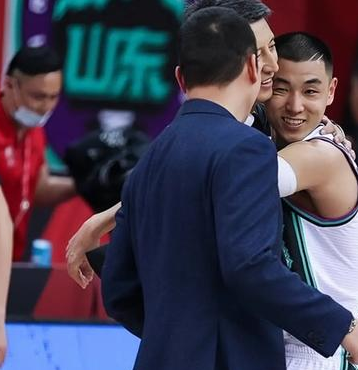 中国男篮主教练郭士强怒斥王俊杰。在男篮亚洲杯首战中国男篮对阵沙特男篮的比赛期间，