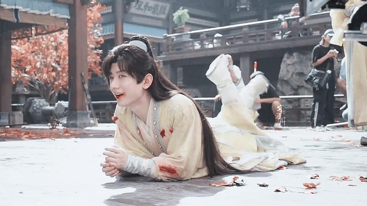 成毅这松弛感真是绝了!
完全没有出席活动时在舞台上的拘谨，
要不说拍摄片场才是他