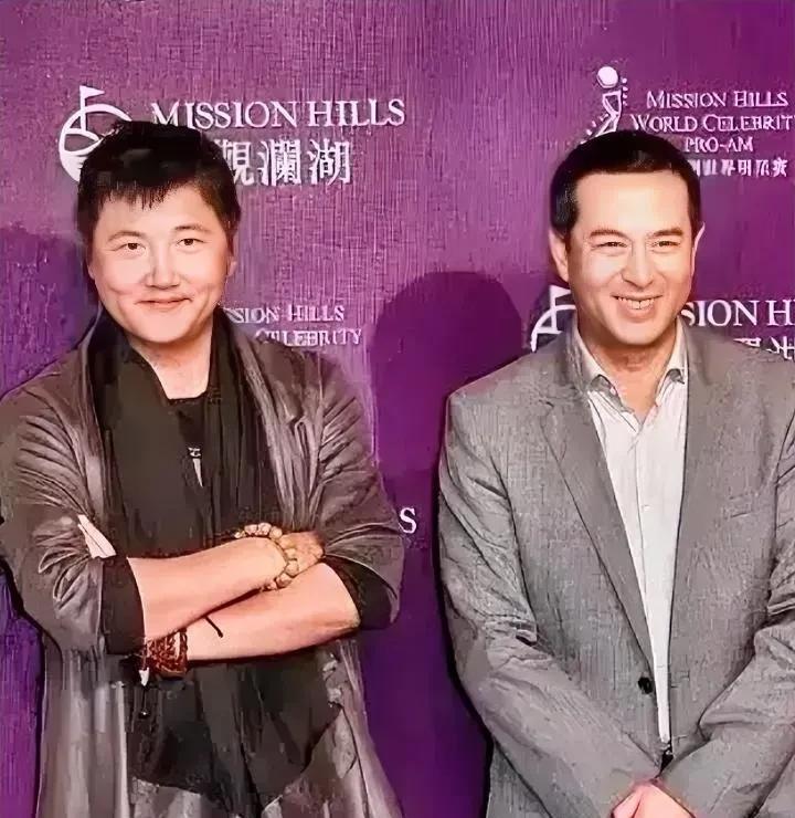 张嘉译驼背很厉害，被誉为演艺圈的劳模！左边这位是谁？圆嘟嘟脸上还有一对酒窝，站在