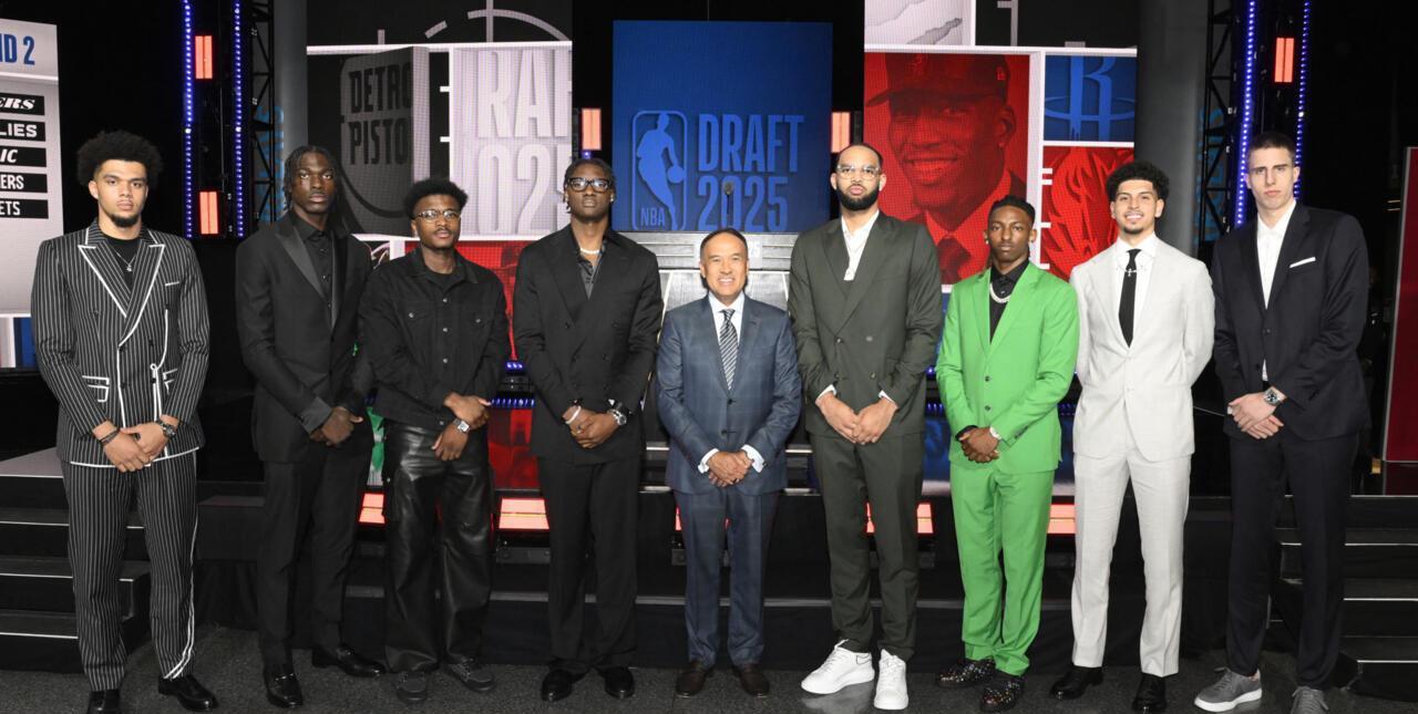 中国球员杨瀚森在NBA选秀中被选中，是历史上第三位首轮被选中的中国球员。与之相比
