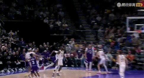 #创作训练营2期开营啦# 学一学——詹中锋好会顶人抢篮板！
图1-2：小年轻蹦得