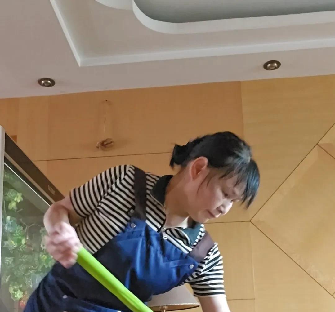 心里时常搁着一件事，有些着急，儿子还没成家，也没找着对象。
要说条件的话，我们家