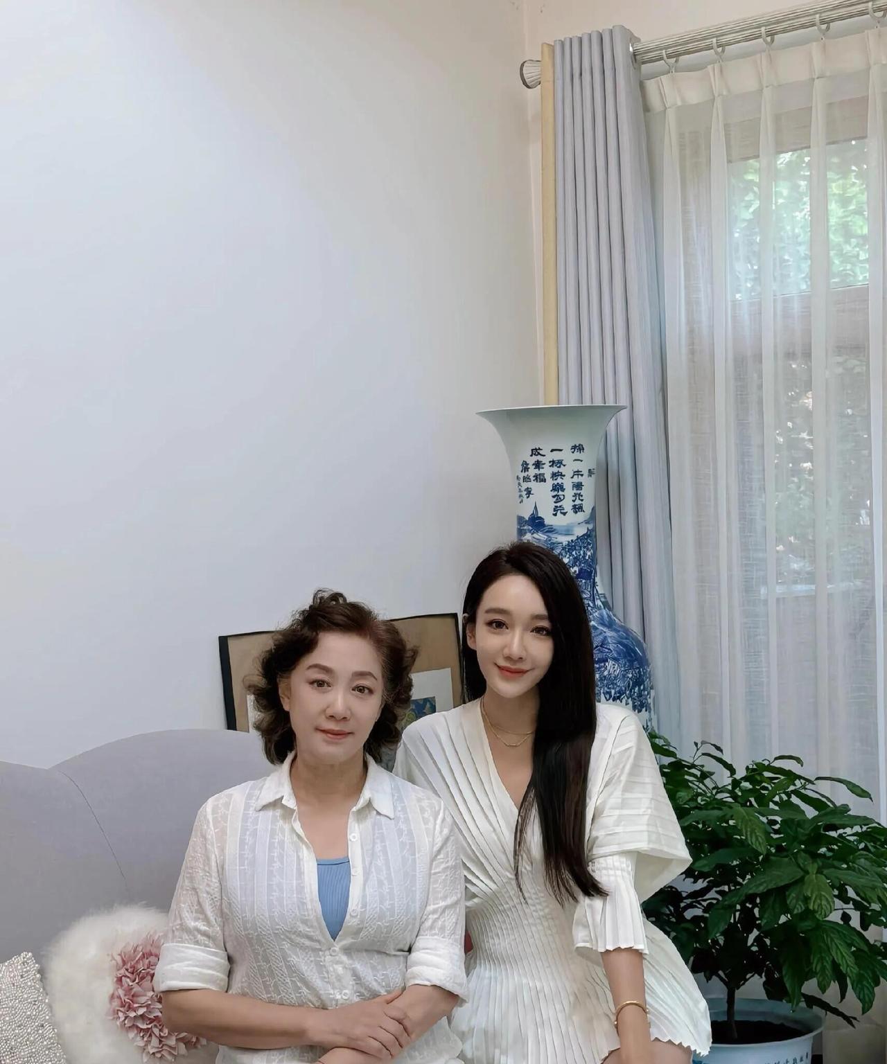 能认出这一对母女的，说明你的眼睛太毒辣了。我觉得妈妈虽然老了，但是特别有气质，岁