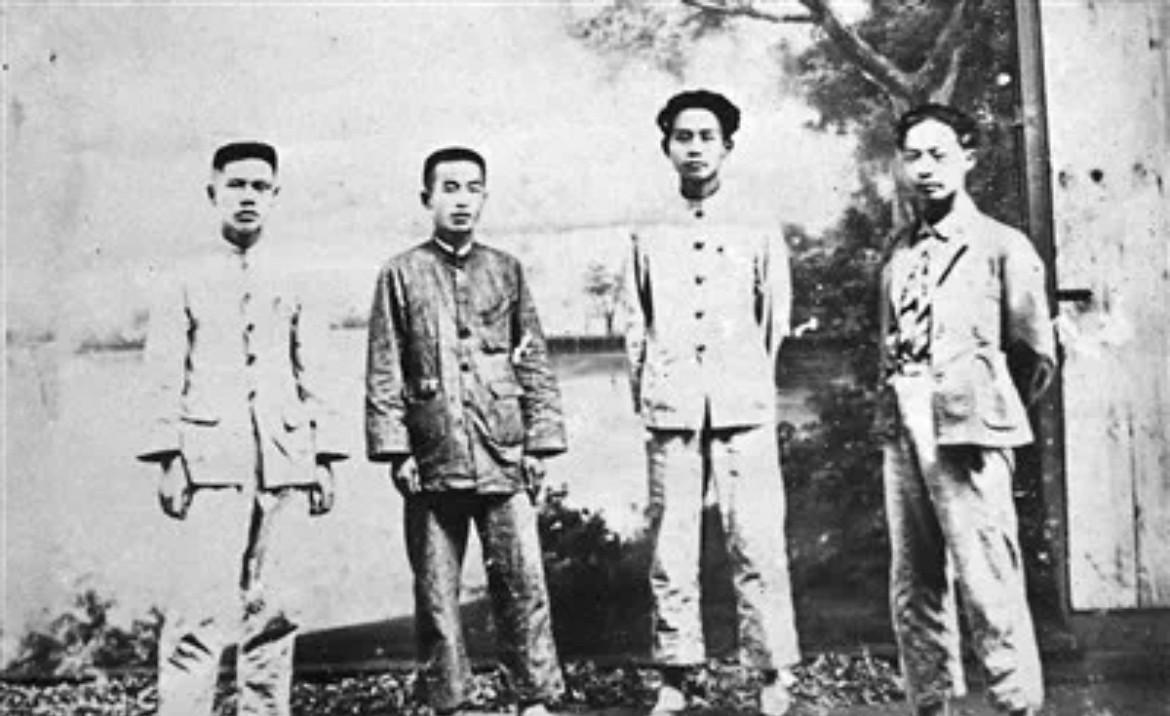 1929年6月19日，中国工农革命军第四军党代表毛泽东（右二）、政治部主任陈毅（