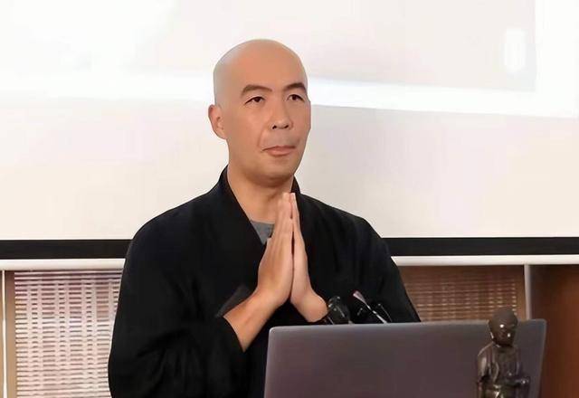 香港男星看破红尘剃度出家，罕见露面变慈眉善目，曾与周海媚恋爱