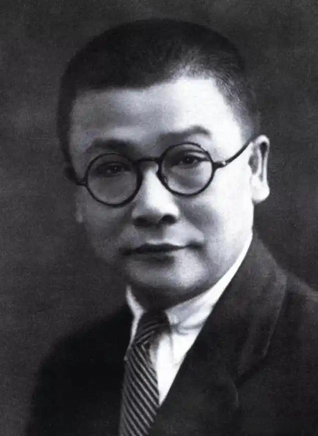 1955年，在授衔仪式前，毛主席看到上将名单中没有李克农，就问：“上将为何没有李