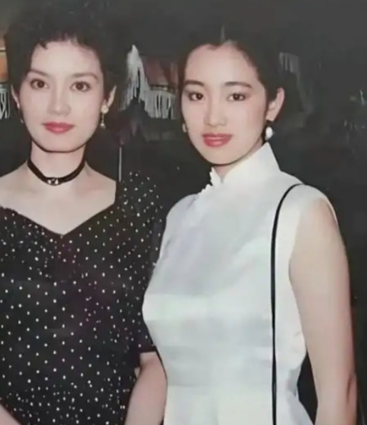 两大美女潘虹巩俐合影，这是她们的最美时光，在这张照片里潘虹美的更耀眼