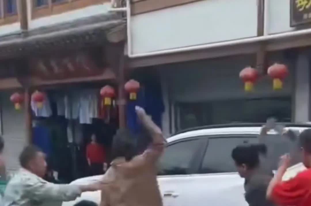 安徽一家饭店 5 人群殴一名外地游客，出手那是相当的狠！事情是这样的，江苏的王先