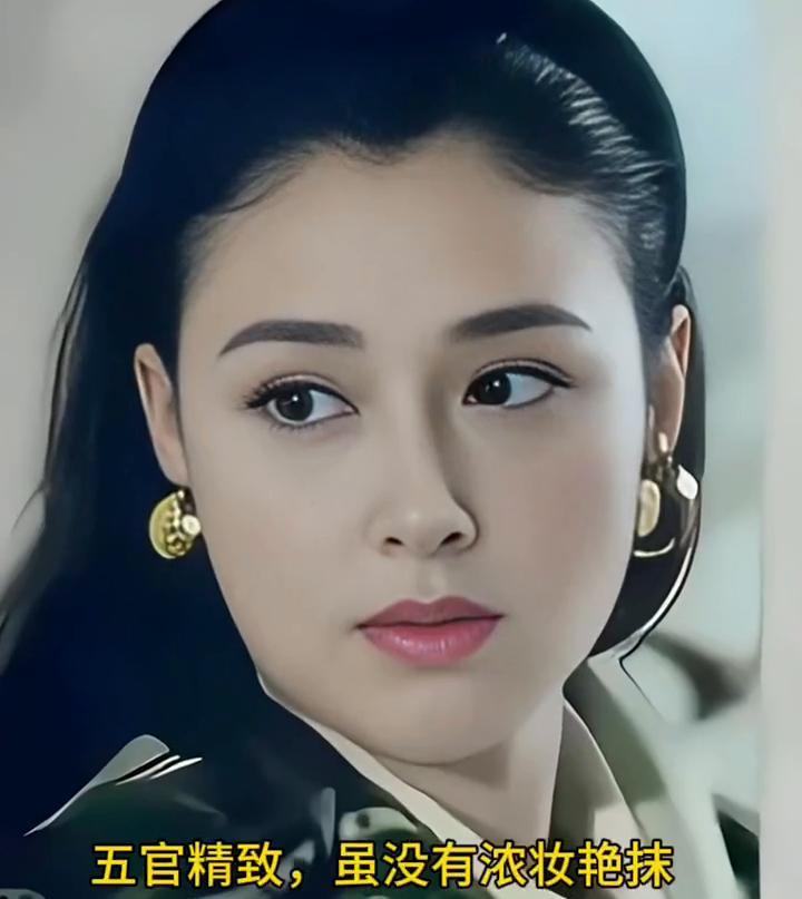 她是一位标准的东方美人，五官精致，虽没有浓妆艳抹，却让人挪不开眼。她的美令人着迷