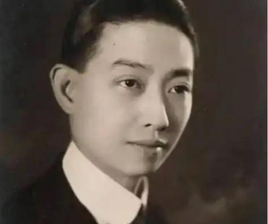 戏子在古代陪侍权贵上床是惯例，像梅兰芳都是被冯耿光，从相光堂子赎出来的，甚至不断