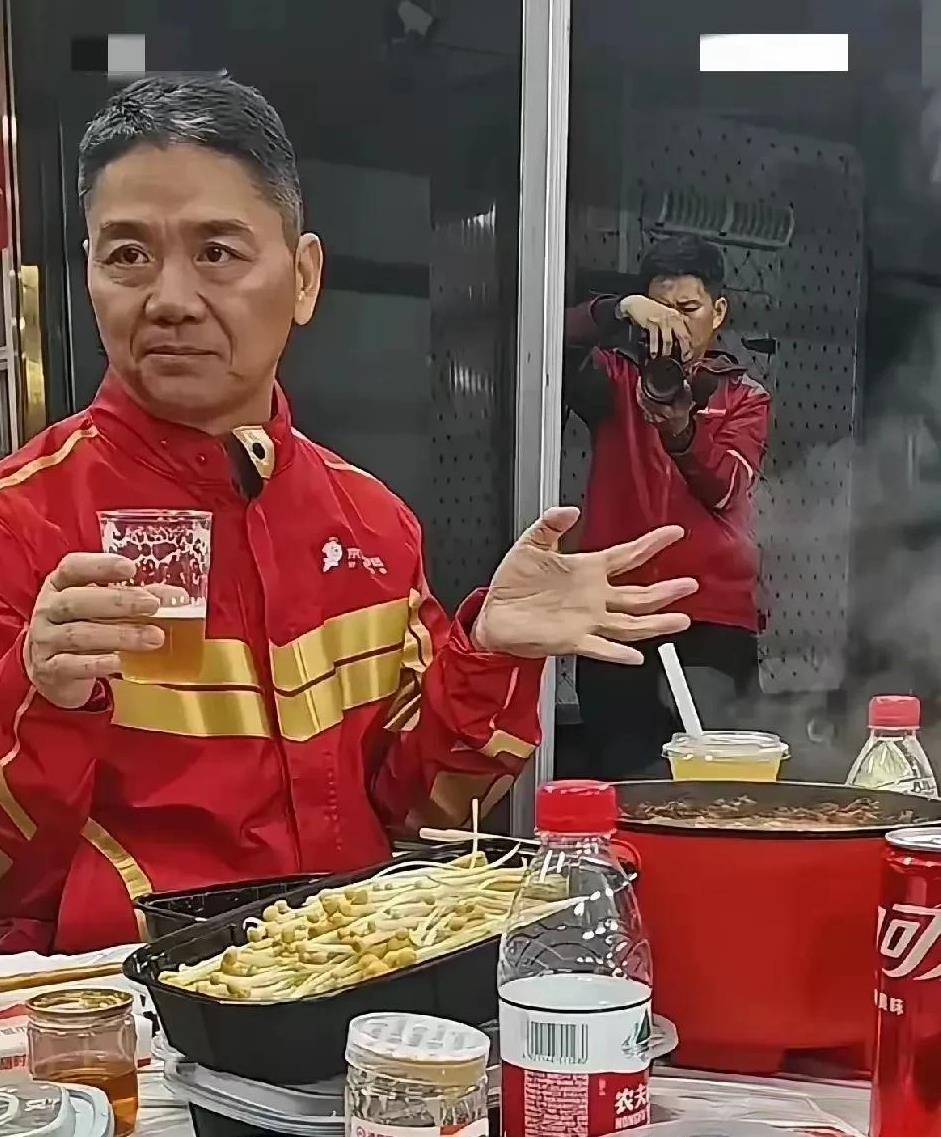 刘强东这人，打心底里透着对劳动者的热乎劲儿。当年他一头扎进外卖行业，可不是拍脑袋