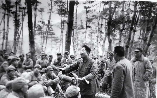 1953年文工团战士在朝鲜战场真实见闻：昼伏夜行军，坑道湿冷的住所