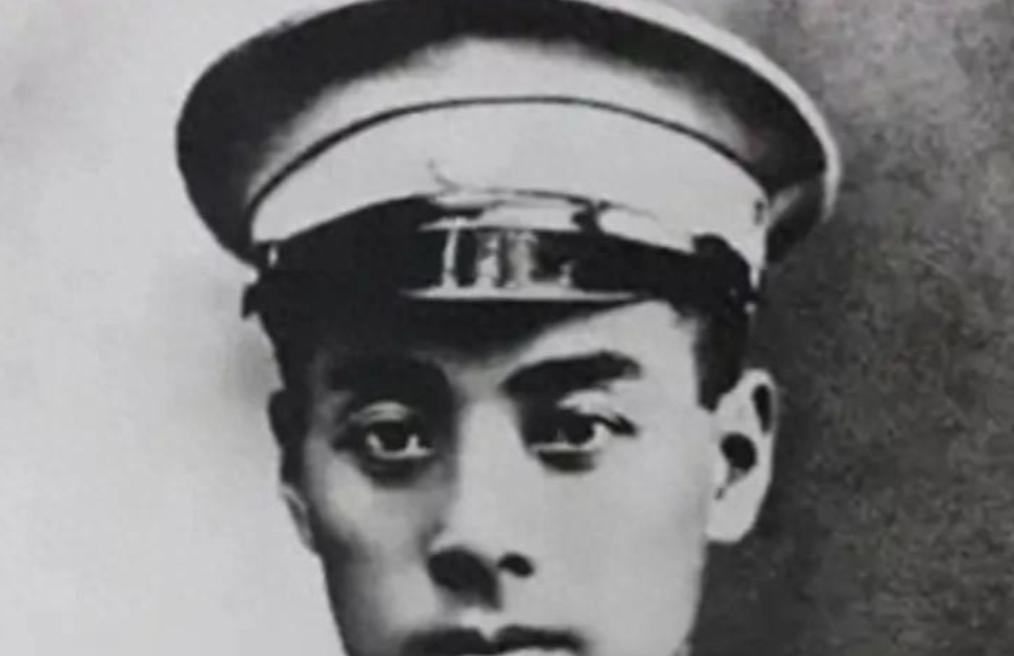 1926年，周总理离开黄埔军校时，只有一人敢为他送行，还对总理下跪，后来周总理多