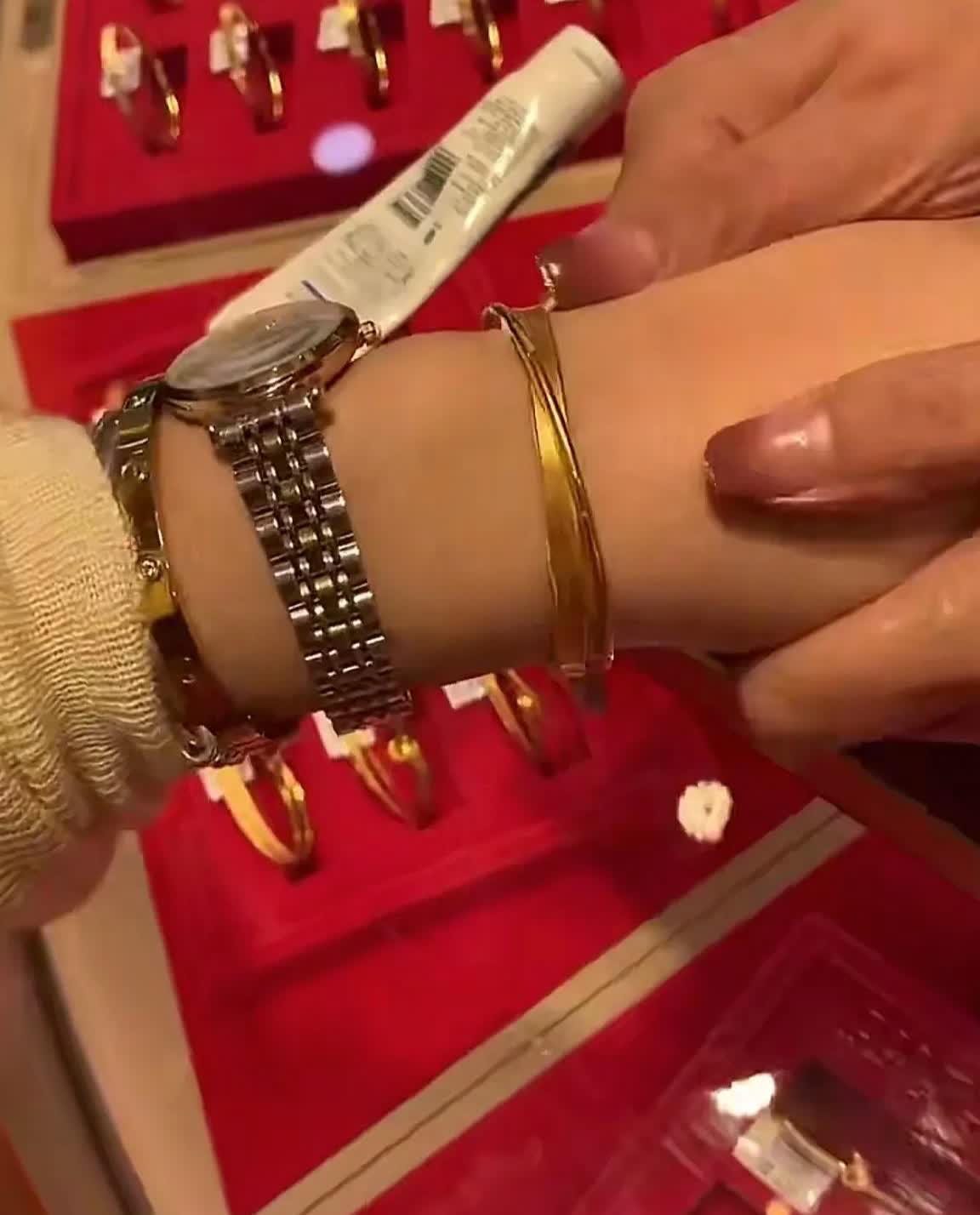女子为了节省80块钱离世，老公忙完葬礼不久后，带着下一任忙着买三金，让人唏嘘不已